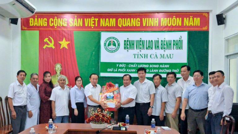 Lãnh đạo tỉnh thăm, chúc Tết các cơ sở y tế tuyến đầu