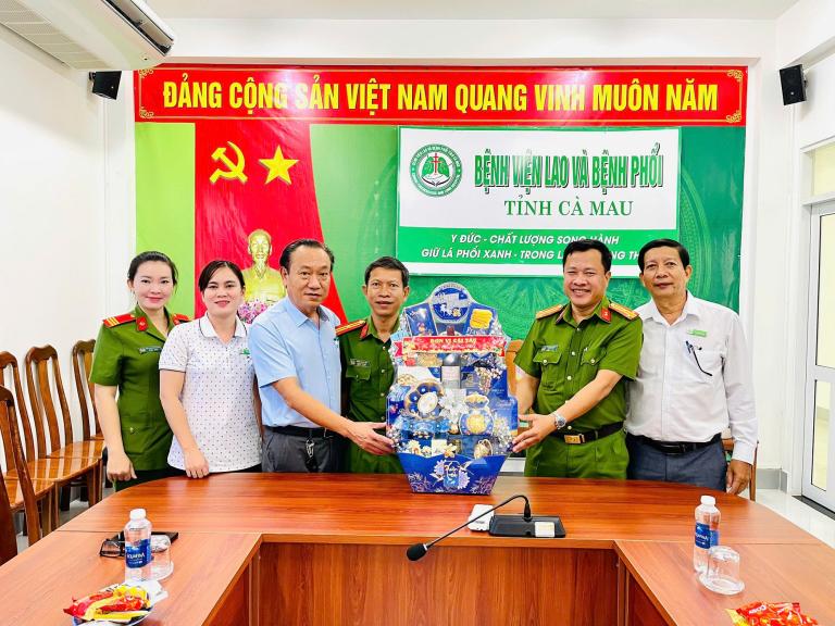 TIẾP ĐOÀN ĐẾN THĂM, CHÚC TẾT BỆNH VIỆN LAO VÀ BỆNH PHỔI CÀ MAU