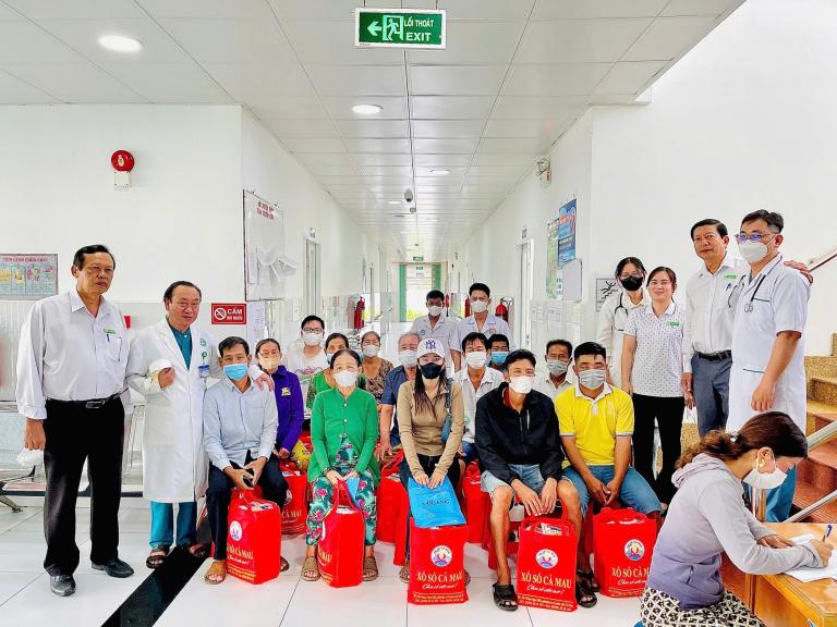 THĂM HỎI, CHÚC TẾT VÀ TRAO QUÀ CHO BỆNH NHÂN CÓ HOÀN CẢNH KHÓ KHĂN