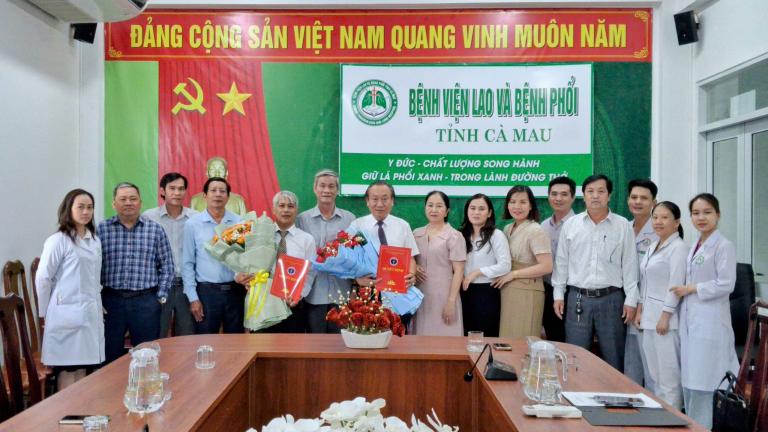 CÔNG BỐ VÀ TRAO QUYẾT ĐỊNH CÔNG TÁC CÁN BỘ TẠI BỆNH VIỆN LAO VÀ BỆNH PHỔI CÀ MAU